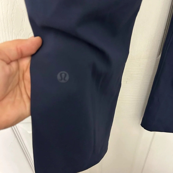 ! Lululemon On The Fly Crop *Woven 23" True Navy - Picture 7 of 8